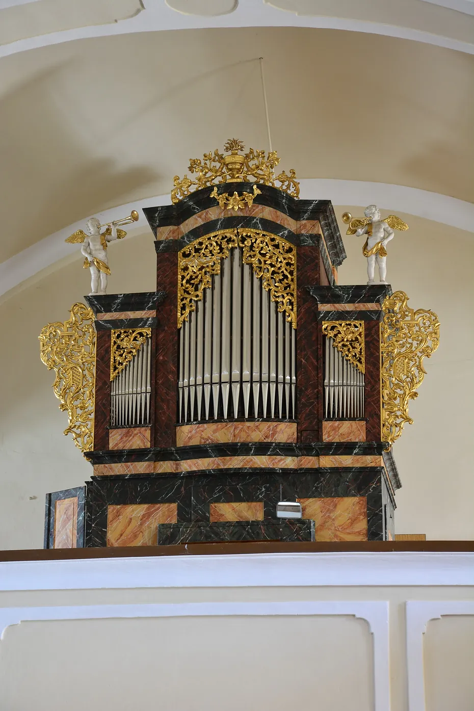 Aufwendige Kirchenorgel mit goldenem Filigran und Engelsfiguren.
