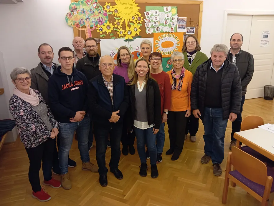 Gruppe vielfältiger Kirchenmitglieder posiert für ein Foto in einem Gemeinschaftsraum.