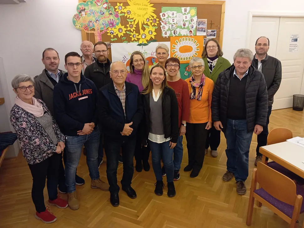 Gruppe vielfältiger Kirchenmitglieder posiert für ein Foto in einem Gemeinschaftsraum.